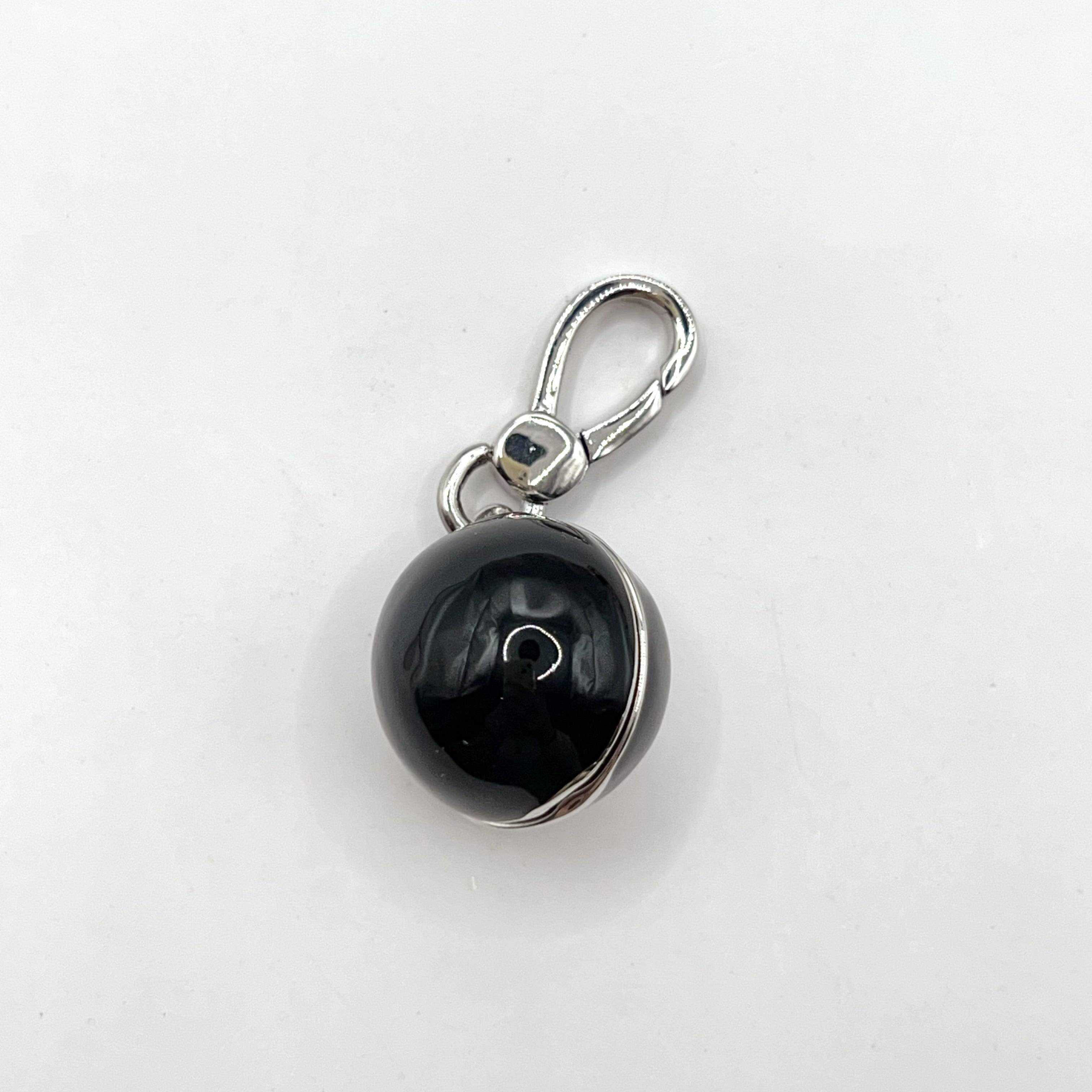 I09-Juicy Couture black 8 ball charm