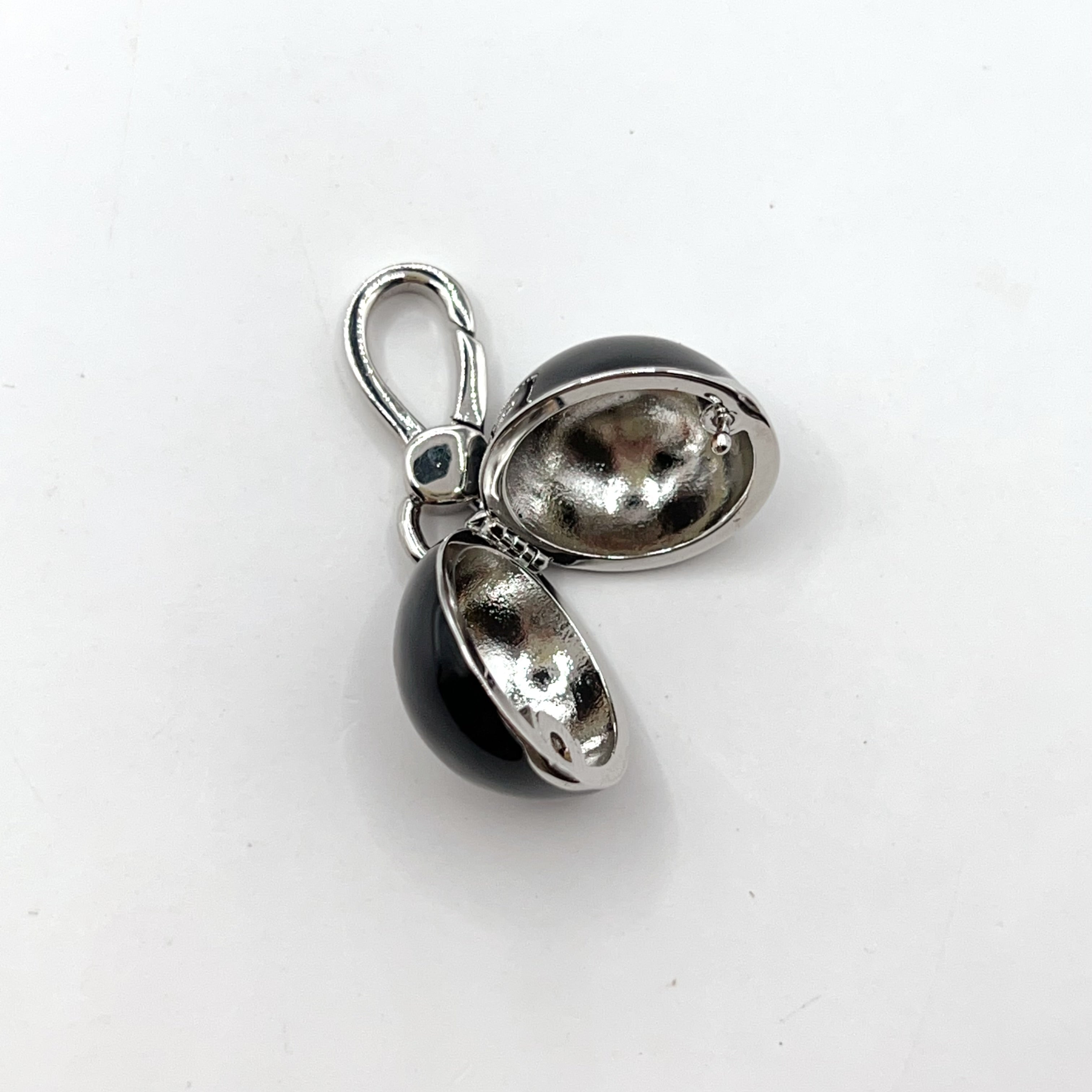 I09-Juicy Couture black 8 ball charm