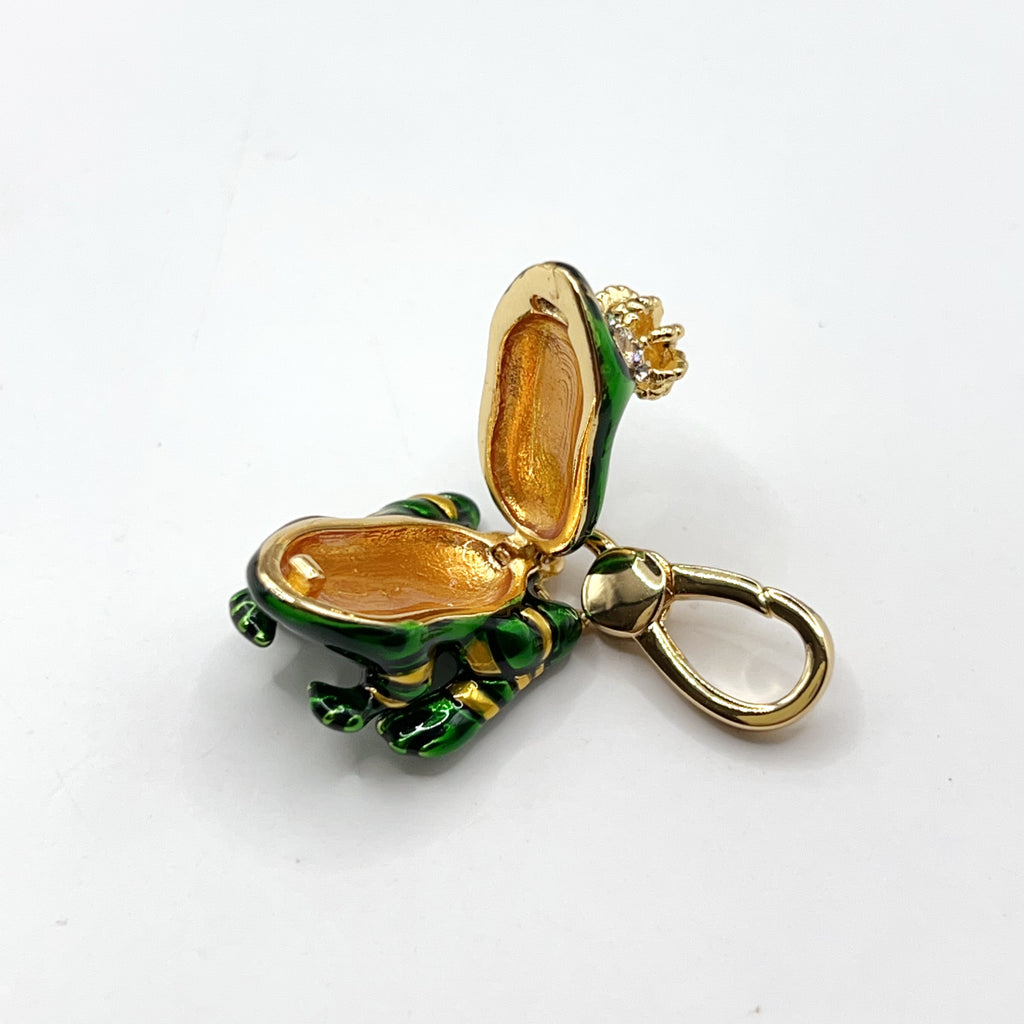 T12-Juicy Couture frog charm