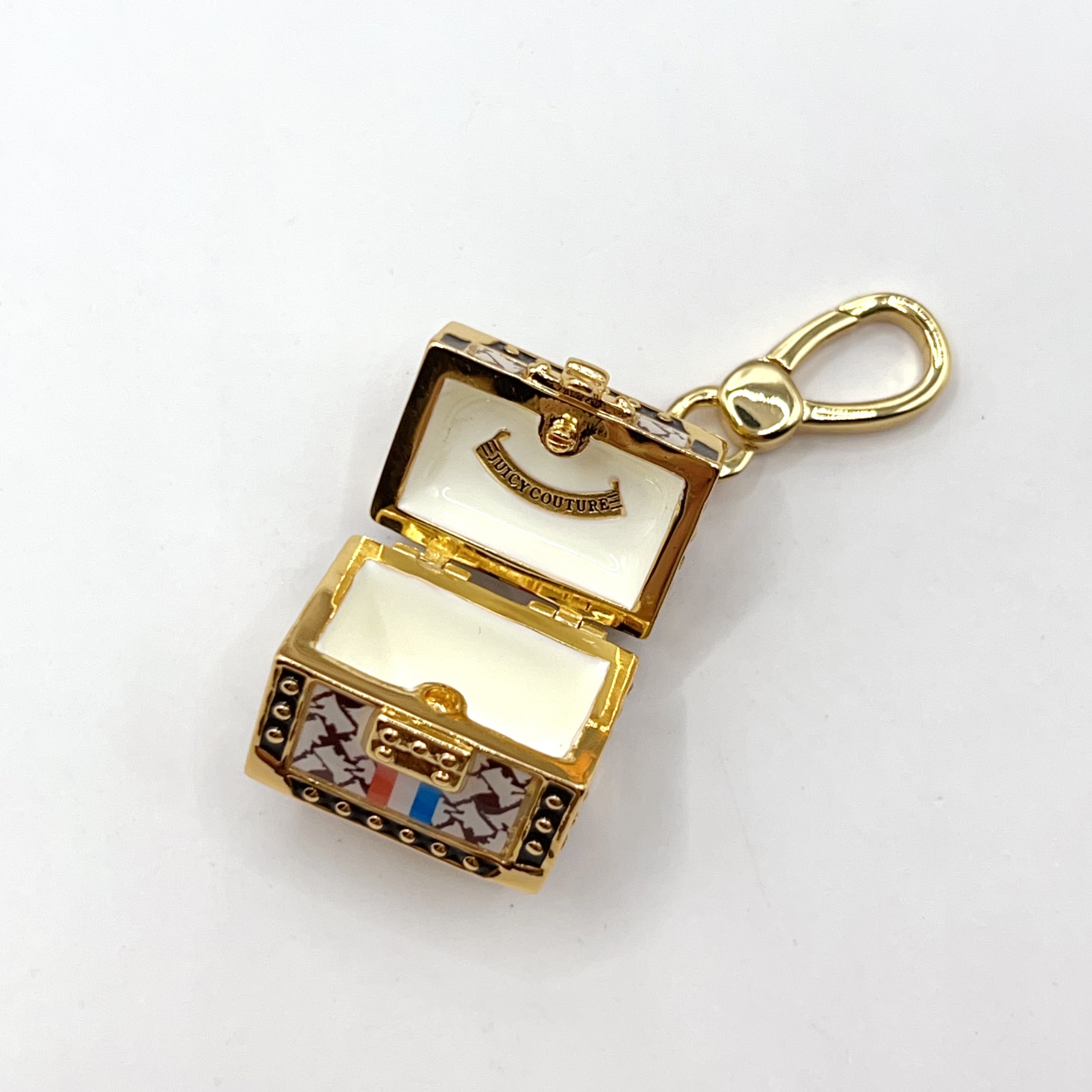 P08-Juicy Couture train case charm
