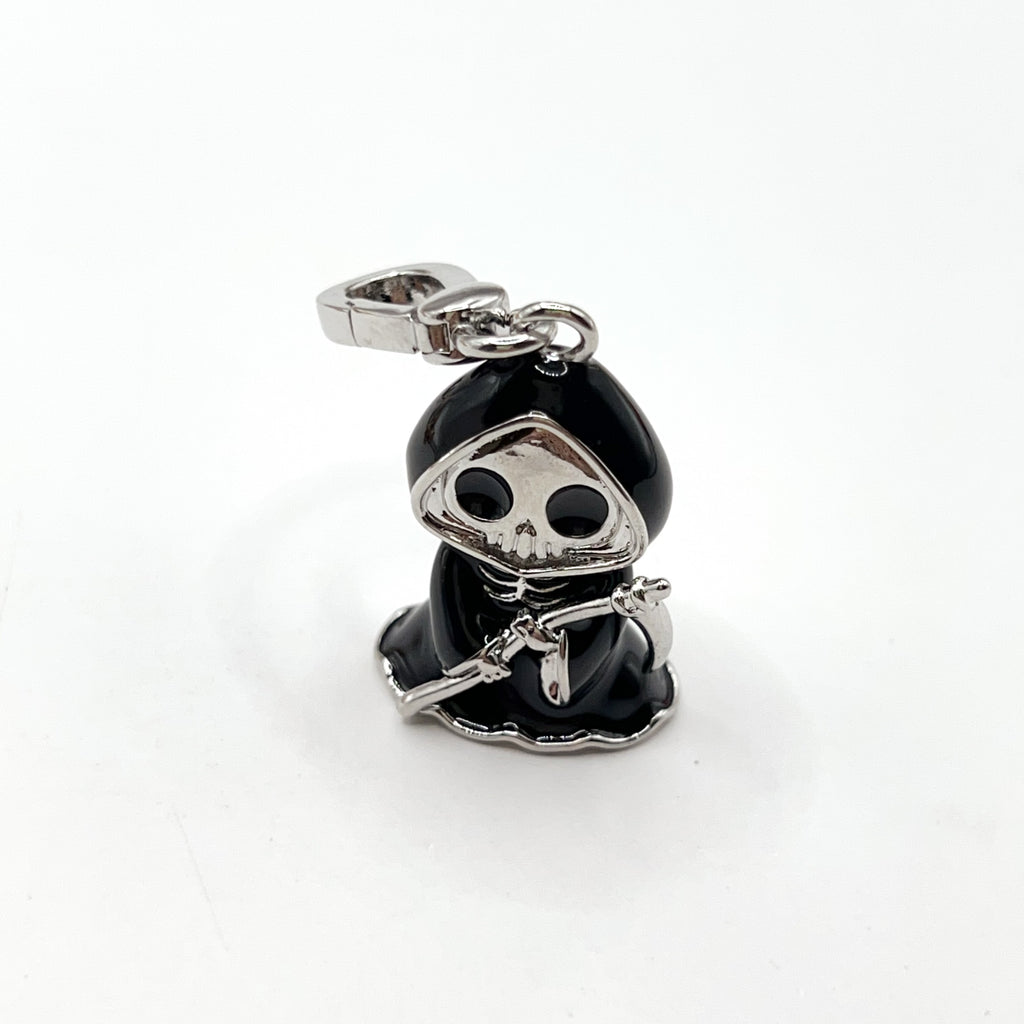 ARI024-ARI Dreams skull with raincoat charm
