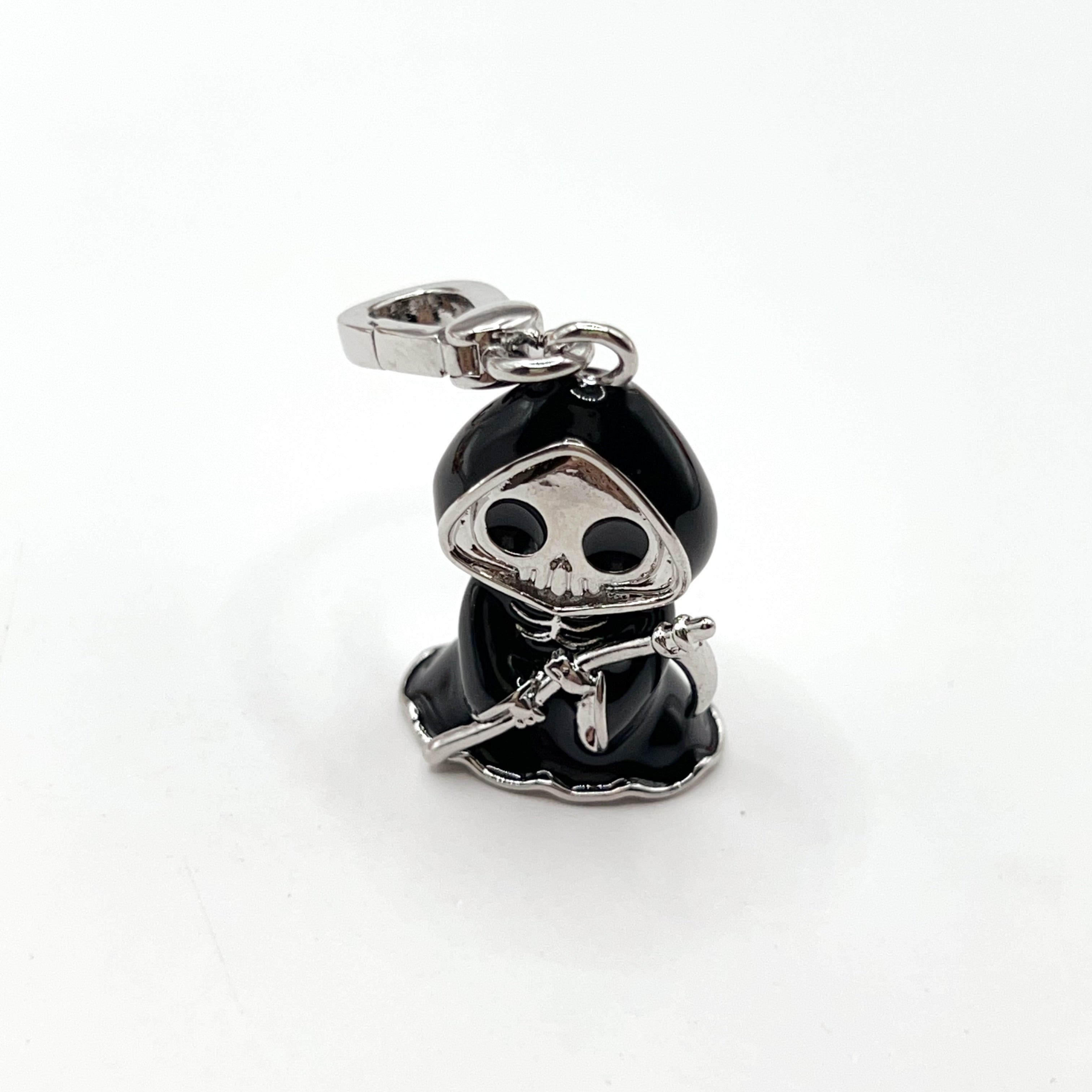 ARI024-ARI Dreams skull with raincoat charm