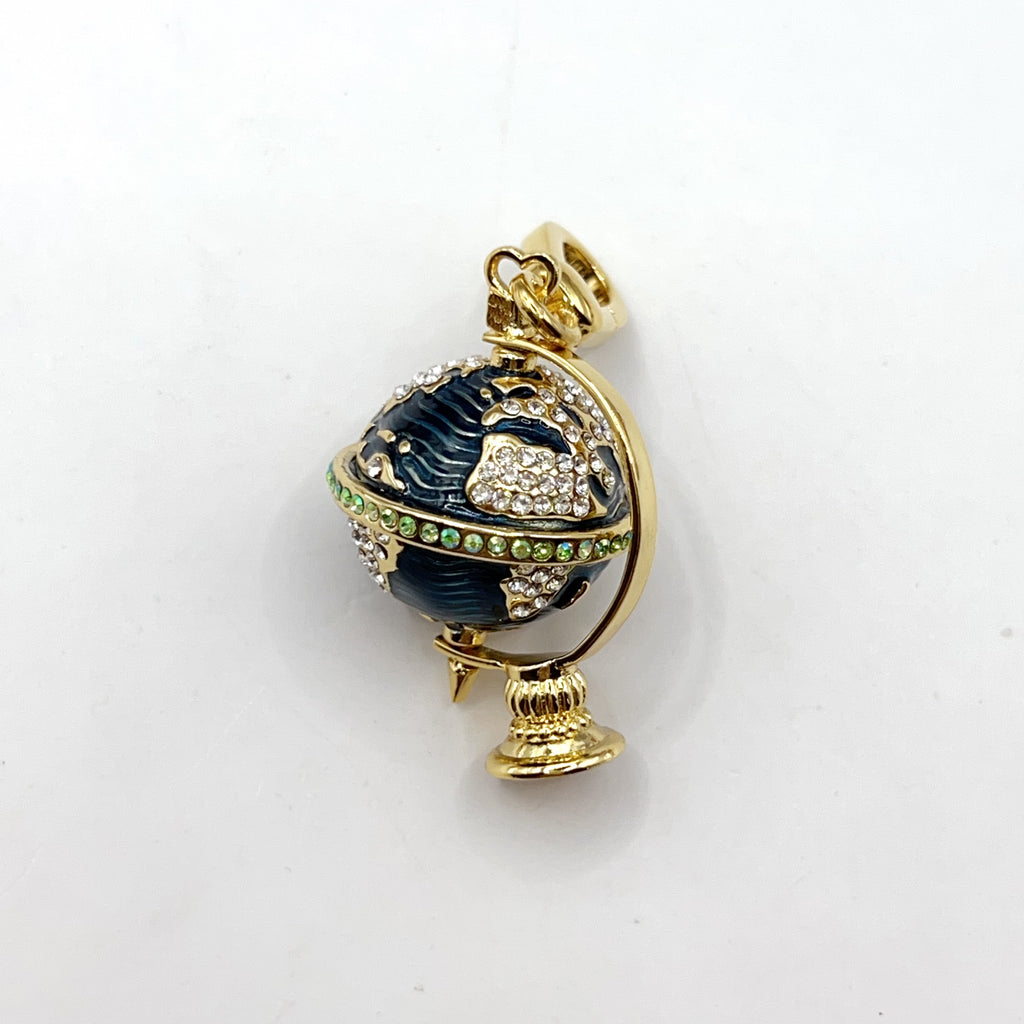 ARI016-ARI Dreams globe charm