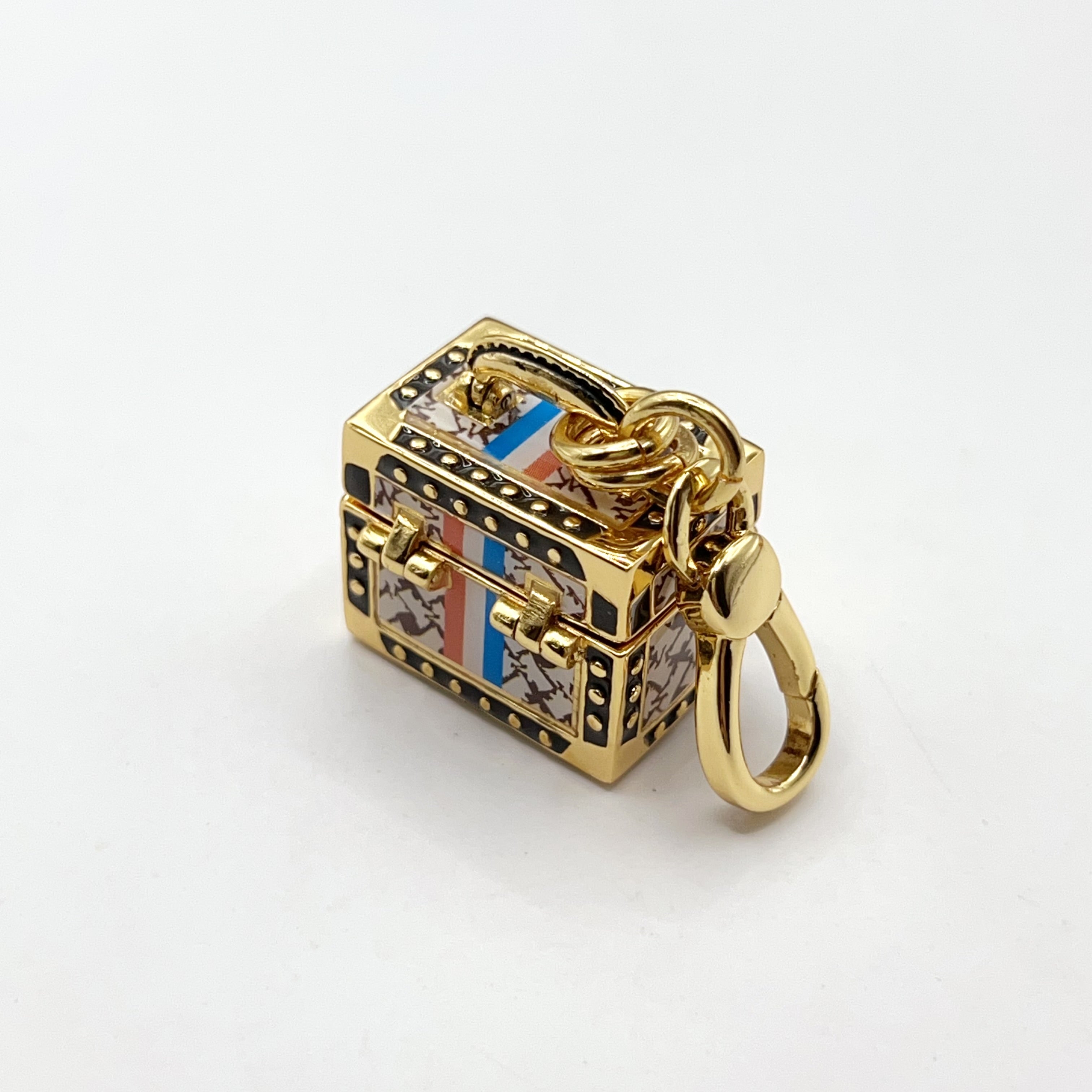 P08-Juicy Couture train case charm