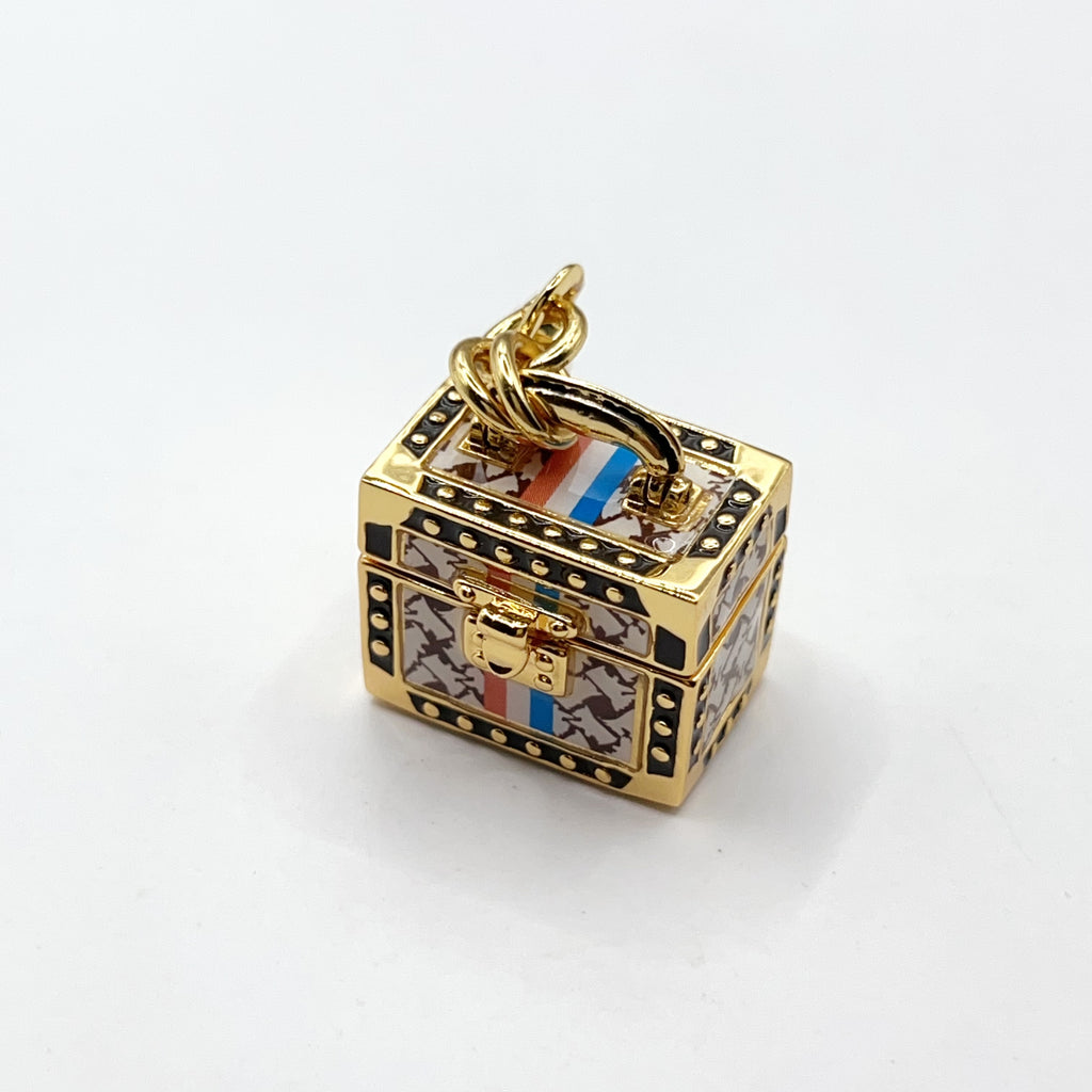 P08-Juicy Couture train case charm