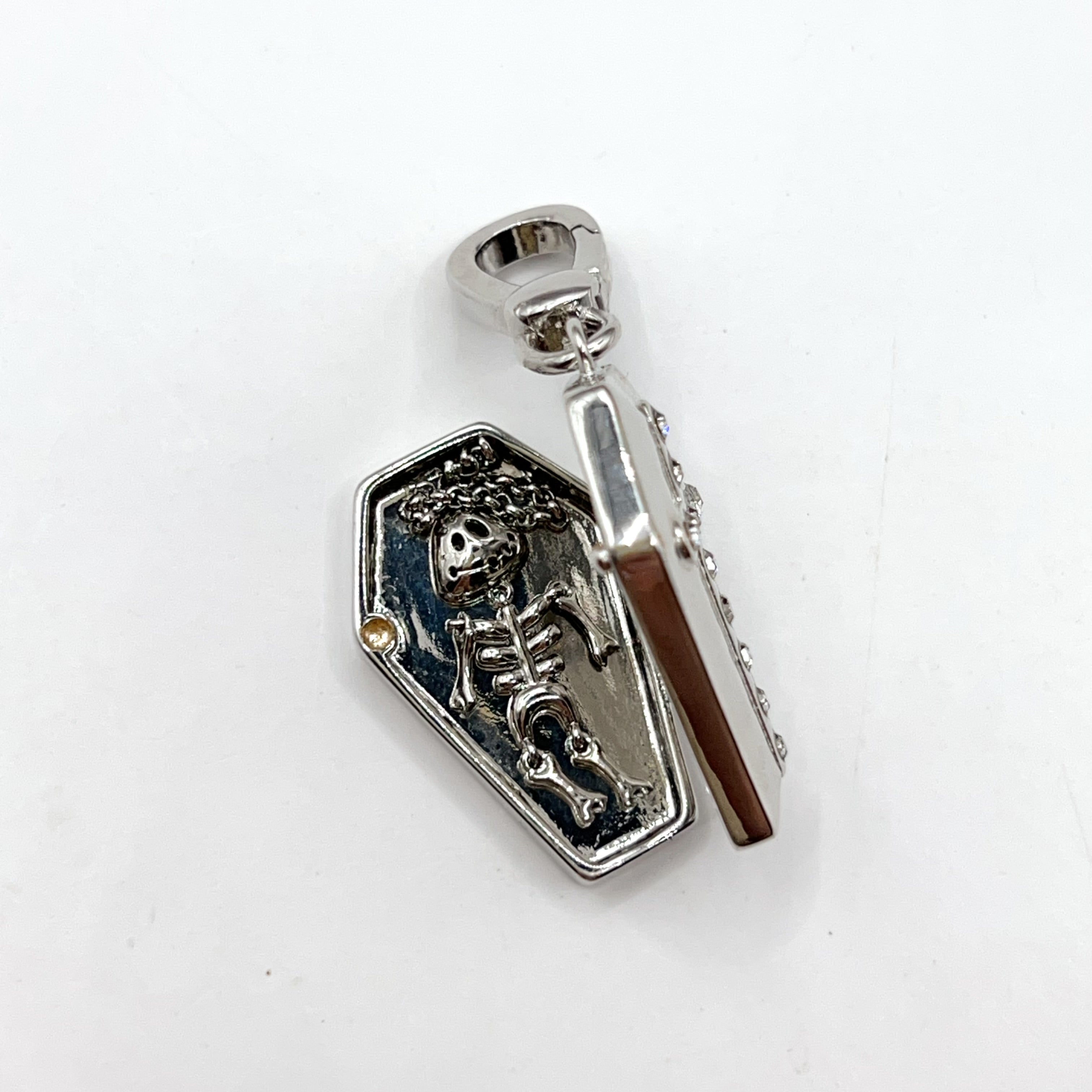 ARI026-ARI Dreams grave charm