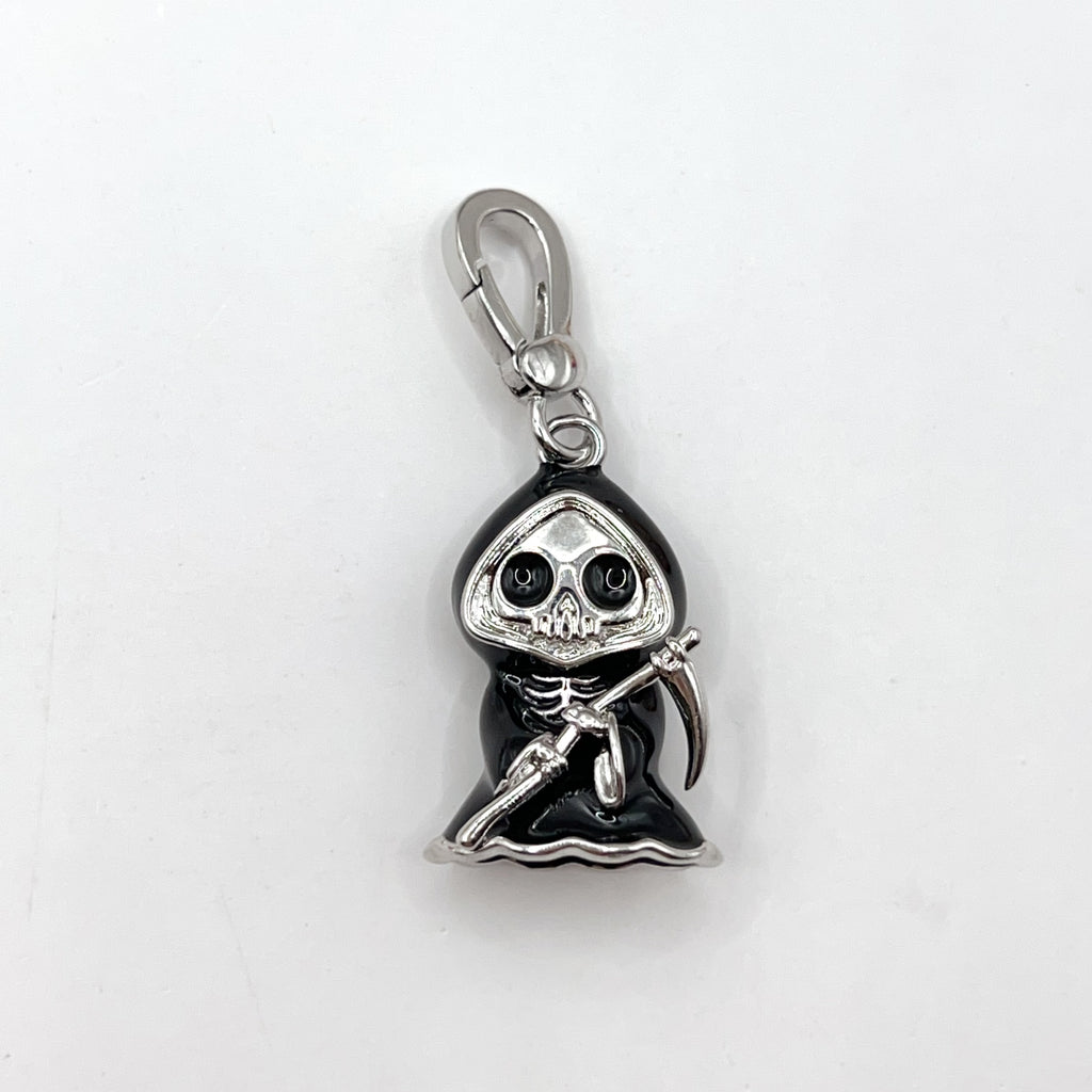 ARI024-ARI Dreams skull with raincoat charm