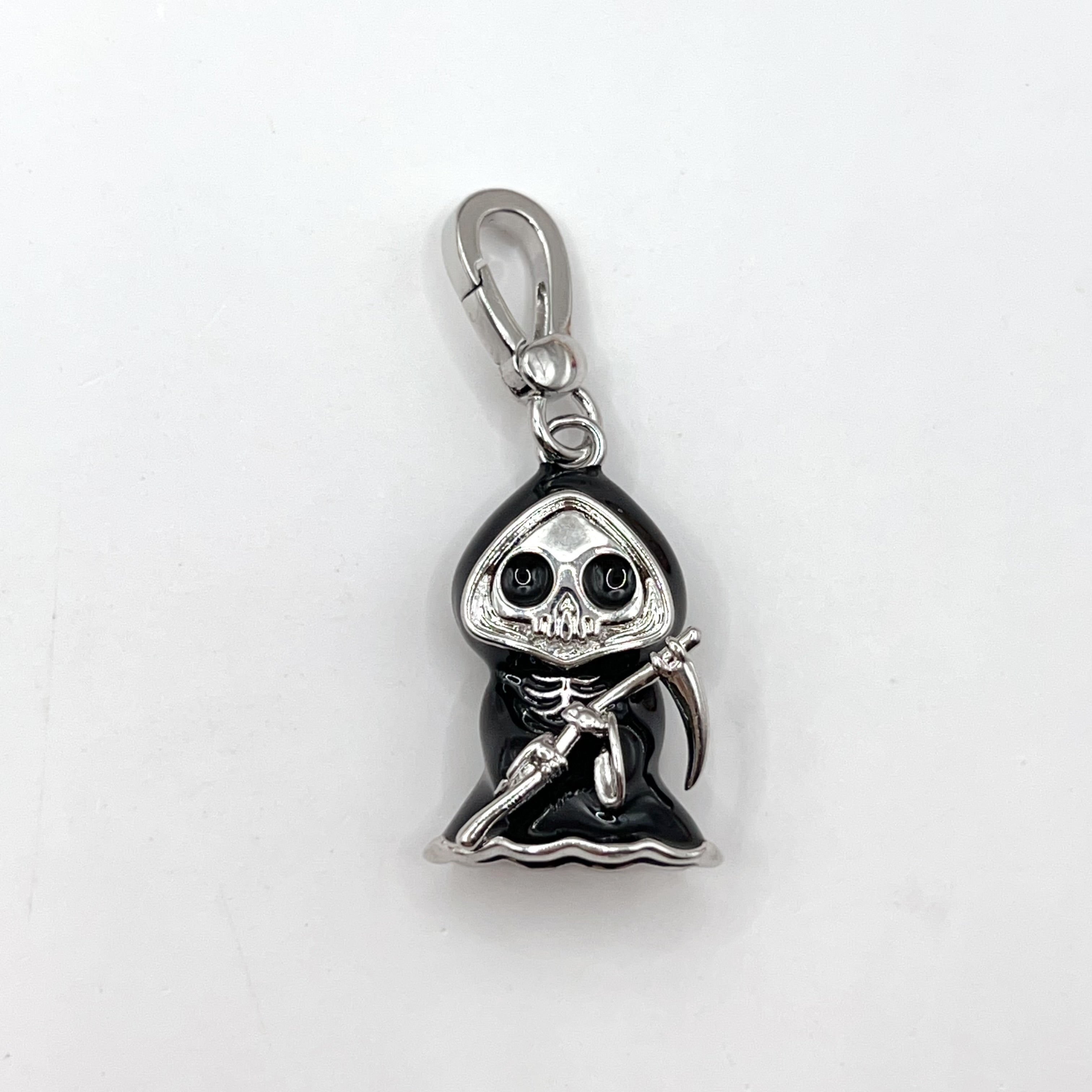 ARI024-ARI Dreams skull with raincoat charm